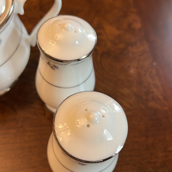 Gorham Serena Creamer, Sugar bowl with lid, Salt and Pepper Shakers. Fine China. - Picture 3 of 12